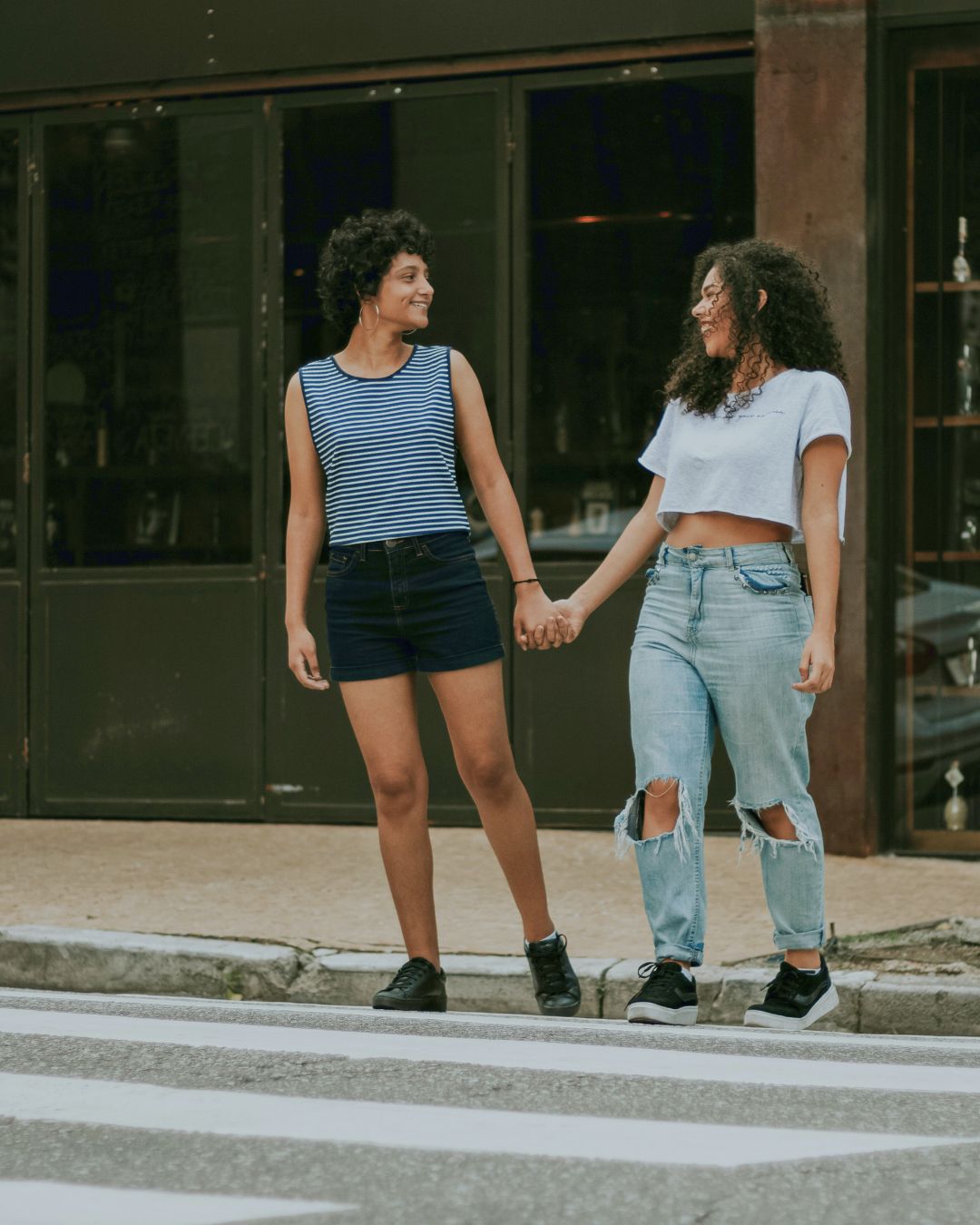 I Wish I Was Gay: The Heterosexual Pursuit of Perceived Queer Ease